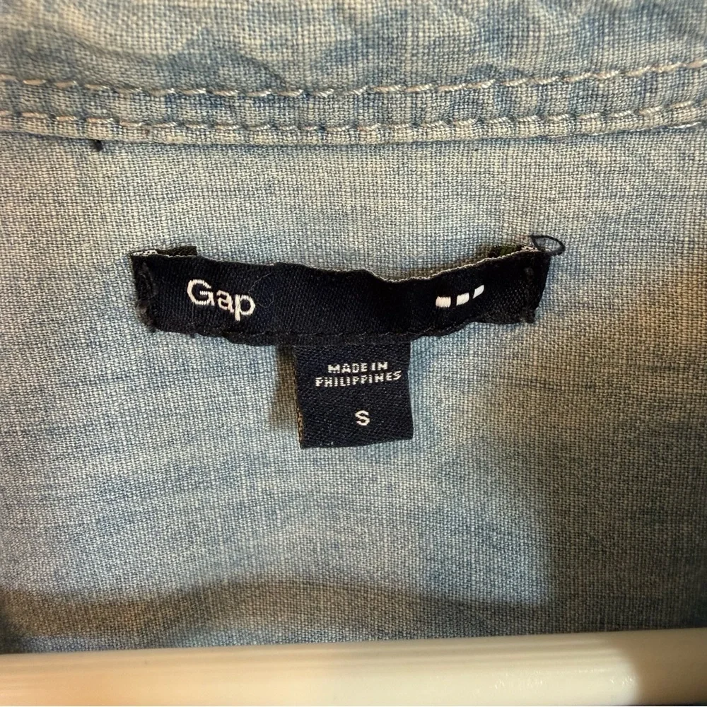 Gap half-button, 100% cotton chambray long sleeve shirt - Picture 3 of 5
